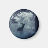 Aimant Cerf avec Antlers dans une forêt ombragée (Devant)