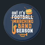 Aimant C'est Marching Band Season Funny Band<br><div class="desc">Conception amusante de fanfare pour ceux qui jouent du saxophone, de la trompette ou du tambour dans un groupe, un orchestre ou une représentation musicale. Cool vintage de musique de bande rétro marchandises pour groupe geek, groupe nerd ou camp de bande. Parfait pour la répétition de groupe de marche et...</div>