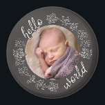 Aimant Chalkboard Hello Baby's First Personnalisé<br><div class="desc">Annoncez l'arrivée du bébé dans le monde avec cet aimant personnalisé ! Un cadre de style tableau noir avec des rouleaux décoratifs et du texte de script entoure la photo de votre enfant. C'est un cadeau moderne, artistique ou une faveur pour commémorer une naissance! Crédit photo pour bébé : Photographie...</div>