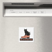 Aimant Chat sarcastique en linogravure dans une chaussure (In Situ (Lave-vaisselle))
