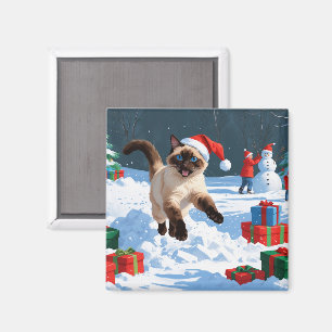 Aimant Chat siamois courant dans la neige avec un chapeau