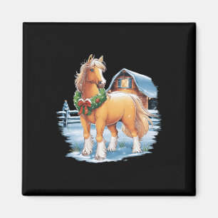 Aimant Cheval Festif Avec Wreath Sur La Scène Neige