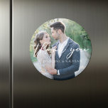 Aimant Chic blanc Script Mariage Photo Merci magnétique<br><div class="desc">Simplement chic et élégant,  notre collection minimaliste de mariage d'hiver comprend une typographie cursive élégante et une photographie complète de votre événement moderne. Merci à vos invités avec un aimable mariage merci aimant avec simple écriture blanche superposée sur votre photo romantique mariée.</div>