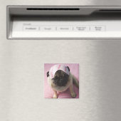 Aimant chien carlin avec masque oculaire sur la tête assi (In Situ (Lave-vaisselle))