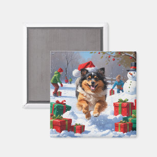 Aimant Chien Keeshond courant dans la neige avec un chape