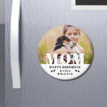 Aimant Chien Maman Joyeux Anniversaire Moderne Photo pers<br><div class="desc">Chien Maman Joyeux Anniversaire Moderne Magnets de photos personnalisés. Ce design moderne comprend un texte blanc "MOM" superposé sur votre photo préférée sur un arrière - plan blanc avec le texte éditable "Joyeux anniversaire (votre texte et votre nom)" est écrit dans la typographie moderne accentuée d'empreintes de pattes. Personnalisez le...</div>
