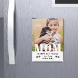 Aimant Chien Maman Joyeux Anniversaire Moderne Photo pers<br><div class="desc">Chien Maman Joyeux Anniversaire Moderne Magnets de photos personnalisés. Ce design moderne comprend un texte blanc "MOM" superposé sur votre photo préférée sur un arrière - plan blanc avec le texte éditable "Joyeux anniversaire (votre texte et votre nom)" est écrit dans la typographie moderne accentuée d'empreintes de pattes. Personnalisez le...</div>