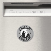 Aimant Chillin’ & Grillin’ Black Stamp round (In Situ (Lave-vaisselle))