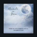 Aimant Ciel bleu magique avec Mariage de cygnes volants<br><div class="desc">Un aimant mariage avec un ciel d'imaginaire magique avec des nuages bleus fluides et une grande belle lune. 2 cygnes blancs qui volent ensemble.</div>