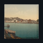 Aimant Citadelle de Namur II, Belgique<br><div class="desc">Impression photomécanique vintage de la Citadelle de Namur en Belgique,  prise vers la fin du 19ème siècle. La photo montre une vue de la citadelle et du pont de l'autre côté de la rivière. Photo de LOC (LC-DIG-ppmsc-05696).</div>