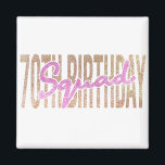 Aimant Citation de l'équipe du 70e anniversaire<br><div class="desc">70e anniversaire citation dit avec phrase 70e anniversaire Squad en or et couleur rose parties scintillant texture. Illustration de design de 70e anniversaire heureux pour célébrer l'anniversaire de vos proches par exemple votre grand-mère, grand-père, père, mère, oncle ou tante. belle motivation et inspirationnelle Bonne idée de cadeau de 70e anniversaire....</div>