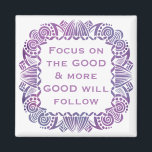 Aimant Citation motivationnelle positive en violet<br><div class="desc">"Concentrez-vous sur le bien et plus de bien suivra" message apt pour la vie.</div>
