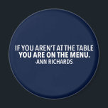 Aimant Citation politique motivationnelle de Ann Richards<br><div class="desc">Si vous n'êtes pas à la table,  vous êtes au menu - Ann Richards,  gouverneur démocrate du Texas. Le parti démocratique cool Texan aimant pour quelqu'un qui travaille dans les bureaux de vote et votera bleu dans l'élection.</div>