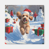Aimant Cockapoo courant dans la neige avec un chapeau de (Devant)