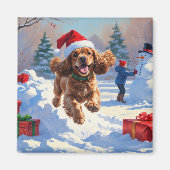Aimant Cocker Spaniel courant dans la neige avec un chape (Devant)