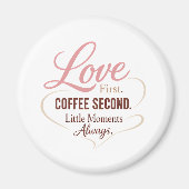 Aimant Conception de typographie Love First Coffee Second (Devant)