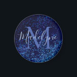 Aimant Confetti bleu moyen monogramme<br><div class="desc">Sur cet aimant éblouissant sont des tons chatoyants de confettis bleus sur un fond bleu foncé royal où dans le centre vous pouvez le customiser avec une lettre,  un nom ou un logo.  Le thème chic et onirique du confetti bleu.</div>