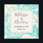 Aimant Cool en marbre design en Mariage Turquoise et Crèm<br><div class="desc">Enregistrez le rappel de date ou un simple objet commémoratif. Un aimant mariage élégant et sophistiqué avec une élégante motif en faux marbre aux couleurs tourbillonnantes bleu turquoise et crème. Le dessus est recouvert d'un cadre crème avec une bordure dorée avec les détails de votre mariage à l'intérieur.</div>