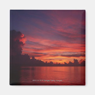 Aimant Coucher du soleil en mer avec les nuages foncés