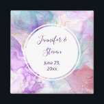 Aimant Couleurs violettes, vertes, roses, élégantes<br><div class="desc">Un aimant avec une belle peinture artistique. Créé avec des encres d'alcool à couler. Couleurs violettes,  vertes et bleues qui se mélangent. Des rubans d'or ondulés minces se mêlent à ces couleurs douces et douces.</div>