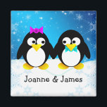 Aimant Couple de pingouin<br><div class="desc">Deux mignons pingouins noirs et blancs se tenant la main pendant une journée hivernale enneigée. Un modèle sous les pingouins pour ajouter vos noms.</div>