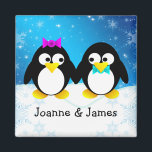 Aimant Couple de pingouin<br><div class="desc">Deux mignons pingouins noirs et blancs se tenant la main pendant une journée hivernale enneigée. Un modèle sous les pingouins pour ajouter vos noms.</div>