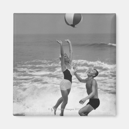 Aimant Couple jouant avec un Beachball (Devant)