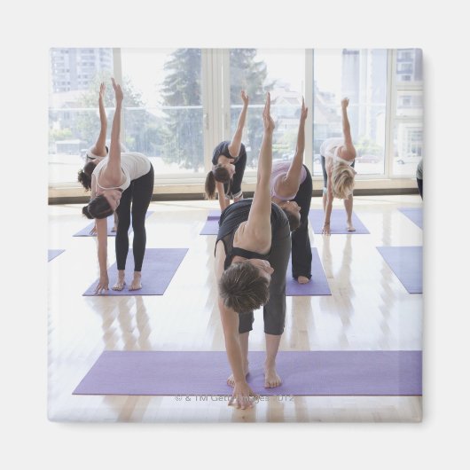 Aimant cours de yoga avec instructeur dans un (Devant)