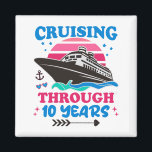Aimant Croisière Sur 10 Ans Mariage<br><div class="desc">Croisière et design mariage montrant un bateau de croisière et la citation "Croisière à travers 10 ans". Parfait pour célébrer votre 10e anniversaire de mariage avec un voyage de croisière romantique.</div>