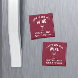 Aimant Cuisine au vin<br><div class="desc">Notre drôle de design d'aimant pour les chefs tipsy comprend "J'aime cuisiner avec du vin; parfois je le mets dans la nourriture" en lettres blanches modernes avec une illustration de verre de vin.</div>