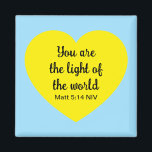 Aimant Cute Bright Yellow Heart Lumière du monde Bleu<br><div class="desc">Cet aimant lumineux et sensationnel présente un coeur jaune et les merveilleuses paroles de Jésus.</div>