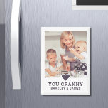Aimant Cute Heart Love You Granny's Mother's Day Photo<br><div class="desc">L'aimable photo de la Fête des Mères de Granny vous propose votre photo préférée avec le texte "(coeur d'amour) vous Granny" dans un script moderne avec vos noms ci-dessous sur un arrière - plan blanc. Personnalisez en modifiant le texte dans la zone de texte fournie et en ajoutant votre propre...</div>