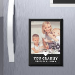 Aimant Cute Heart Love You Granny's Mother's Day Photo<br><div class="desc">L'aimable photo de la Fête des Mères de Granny vous propose votre photo préférée avec le texte "(coeur d'amour) vous Granny" dans un script moderne avec vos noms ci-dessous sur un arrière - plan noir. Personnalisez en modifiant le texte dans la zone de texte fournie et en ajoutant votre propre...</div>