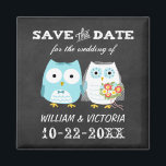 Aimant Cute Owls Mariage Chalkboard Style Enregistrer la<br><div class="desc">Un marié de hibou bleu clair portant une cravate arc et une chemise fantaisie fantaisie se tient la main avec sa belle mariée de hibou tenant un bouquet de fleurs coloré. Un plaisir Sauvez la date faire-part mariage magnétique que vos invités mettront à l’écran parce qu’il est si mignon. Visitez...</div>