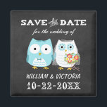 Aimant Cute Owls Mariage Chalkboard Style Enregistrer la<br><div class="desc">Un marié de hibou bleu clair portant une cravate arc et une chemise fantaisie fantaisie se tient la main avec sa belle mariée de hibou tenant un bouquet de fleurs coloré. Un plaisir Sauvez la date faire-part mariage magnétique que vos invités mettront à l’écran parce qu’il est si mignon. Visitez...</div>