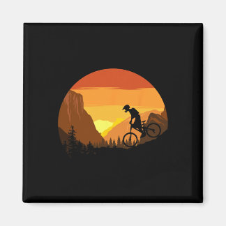 Aimant Cycliste sur sentier de montagne rétro au coucher
