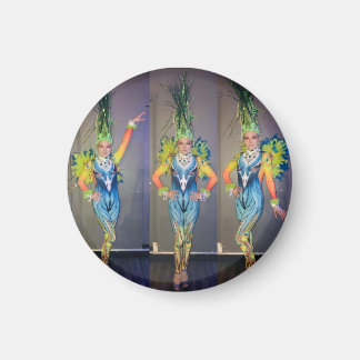 Aimant danseuse de paon showgirl T-Shirt Throw Pillow