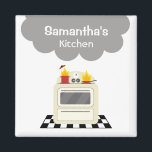 Aimant de cuisine rétro-rétro Fumée et feu<br><div class="desc">Aimant de cuisine avec illustration d'une cuisinière beige posée sur un sol à carreaux noir et blanc. Un pot rouge et une poêle rouge sont assis sur les deux yeux avant du poêle avec le feu qui les tire. Personnalisez avec votre nom dans le nuage de fumée sur le poêle....</div>