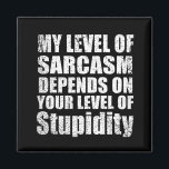Aimant de drôles sarcastiques<br><div class="desc">Si vous aimez les citations sarcastiques drôles ou les grands desseins humoristiques, ce slogan original "Mon niveau de sarcasme dépend de votre niveau de stupidité" est pour vous. C'est un excellent cadeau pour votre famille, vos amis ou vous-même ! Ce design est idéal pour tous ceux qui aiment le sarcasme...</div>