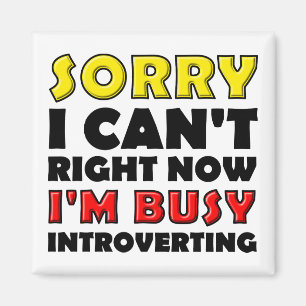 Aimant de réfrigérateur drôle d'introversion occup