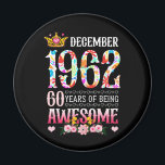 Aimant Décembre 1962 60e anniversaire 60 ans étonnant Flo<br><div class="desc">Idées géniales Personnes nées en 1962 Retro Vintage Classic Old School 60ème Idées géniales pour les femmes hommes. 60 ans,  super anniversaire vintage. Décorations d'anniversaire complètes.Votre fête d'anniversaire sera drôle,  génial,  épique et légendaire</div>