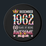 Aimant Décembre 1962 60e anniversaire 60 ans étonnant Flo<br><div class="desc">Idées géniales Personnes nées en 1962 Retro Vintage Classic Old School 60ème Idées géniales pour les femmes hommes. 60 ans,  super anniversaire vintage. Décorations d'anniversaire complètes.Votre fête d'anniversaire sera drôle,  génial,  épique et légendaire</div>
