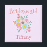 Aimant Demoiselle d'honneur de bouquet floral<br><div class="desc">Un aimant de bouquet floral pour votre demoiselle d'honneur, ce bel aimant comporte un arrière - plan coloré par lilas avec un bouquet floral rose et bleu au milieu. Sous le bouquet est un modèle customisé pour ajouter son nom. Achetez votre aimant de demoiselle d'honneur aujourd'hui ! Illustration créée par...</div>
