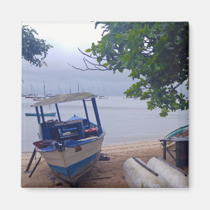 Aimant Des bateaux s'arrêtent à la plage par temps de plu