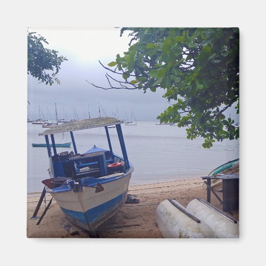 Aimant Des bateaux s'arrêtent à la plage par temps de plu (Devant)