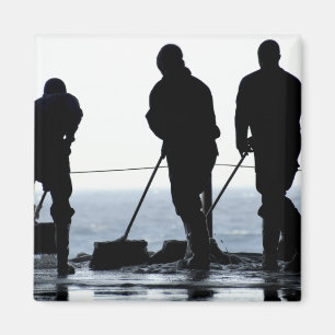 Aimant Des marins balaient la baie du hangar