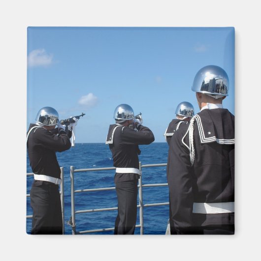 Aimant Des marins lancent un salut d'armes lors d'un ente (Devant)