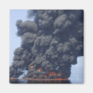 Aimant Des nuages sombres de fumée et de feu émergent 2