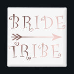 Aimant design élégant faux rose or mariée tribu<br><div class="desc">Design tendance et élégant représentant un texte "mariée tribu" en or faux rose et une flèche. Vous pouvez customiser le produit en choisissant la couleur arrière - plan.</div>