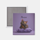 Aimant Dessin Tortoiseshell Kitten sur coussin pourpre (Recto/Verso)